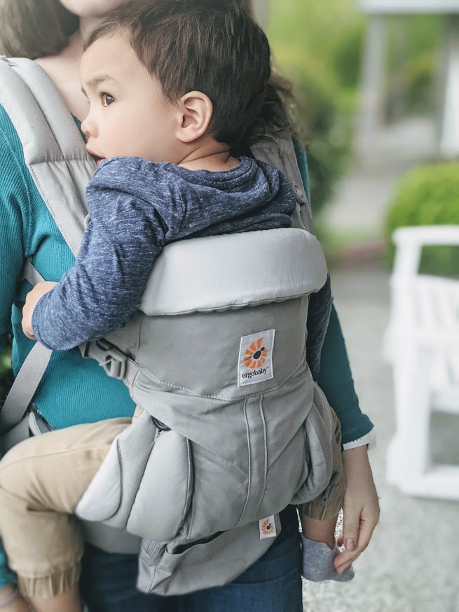 Baby bjorn deals carrier vs ergobaby