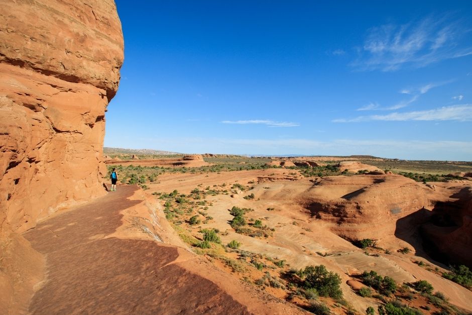A section of the Delicate Arch hike with a steep drop-off on one side