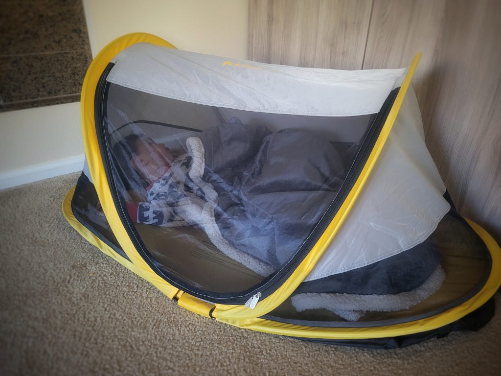 Child sleeping in a Kidco Peapod toddler tent