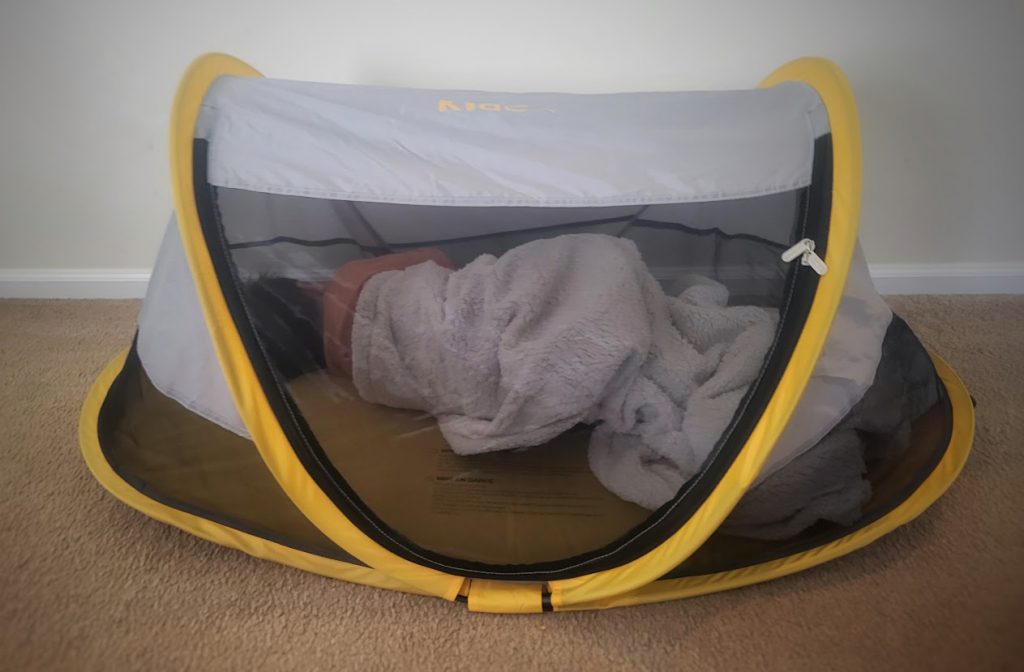 Child sleeping in a KidCo Peapod