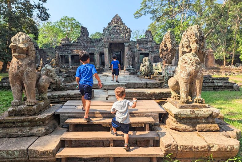 Kids at Preah Khan temple