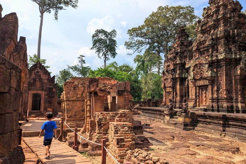 Child walking in Banteay Srei